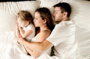 sommeil-famille-bebe-photo
