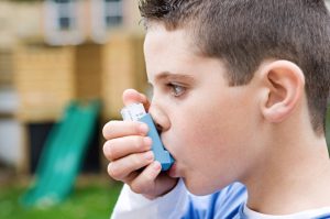 photo-enfant-asthme-asthmatique-ventoline