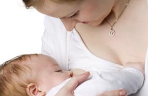 photo-bebe-tete-lait-maternel-sein